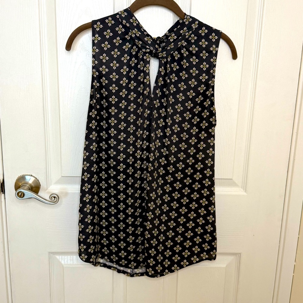 Grey Keyhole Neck Patterned Sleeveless Top